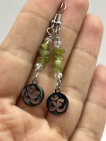 Orecchini con pietre di Prehnite 💚 e ciondolo OM 🙏 – Gioielli spirituali artigianali - immagine 3