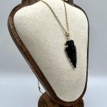 Collana con catena dorata ✨ e ciondolo a punta di Ossidiana nera 🖤 – Gioiello protettivo