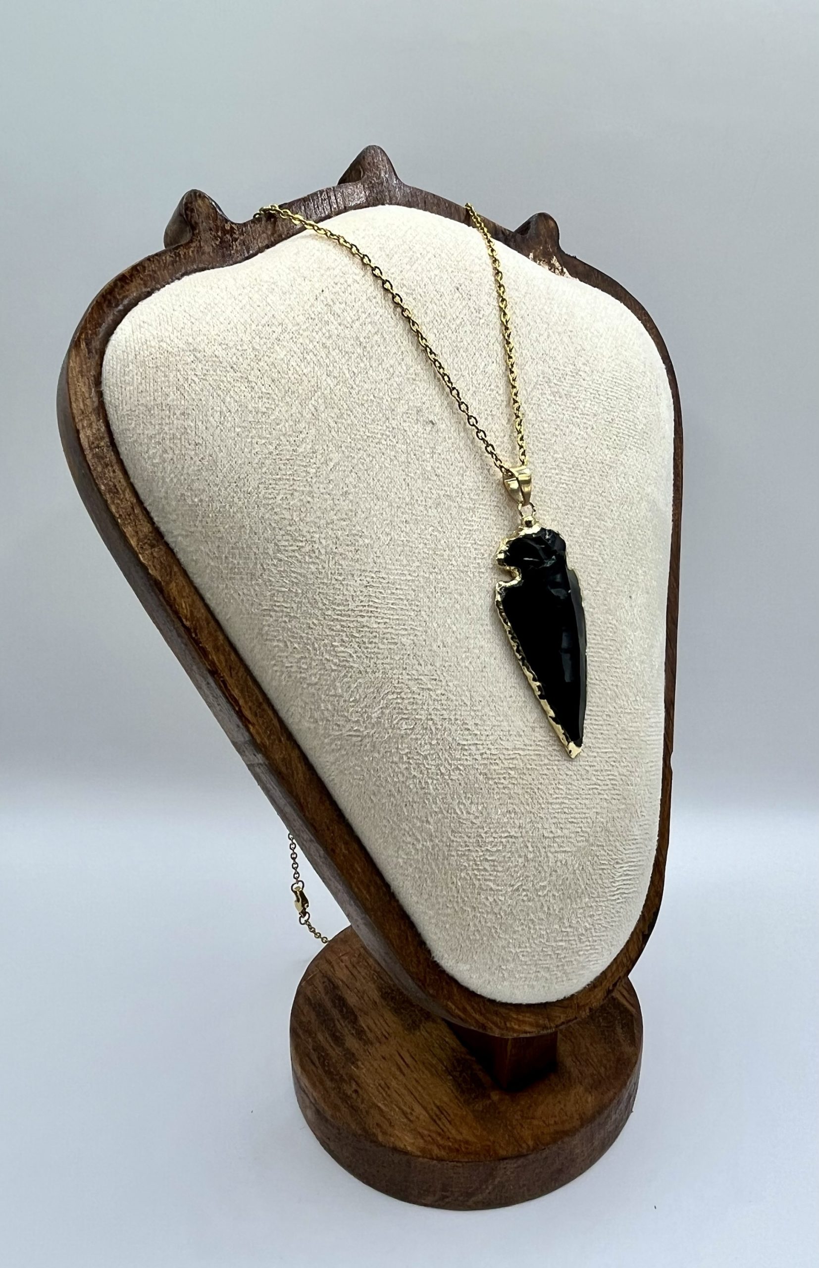 img_0890 Collana con catena dorata ✨ e ciondolo a punta di Ossidiana nera 🖤 – Gioiello protettivo - immagine 1