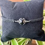 Bracciale macramè nero con Su Coccu e Ossidiana nera – Amuleto di protezione