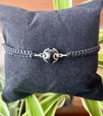 Bracciale macramè nero con Su Coccu e Ossidiana nera – Amuleto di protezione