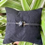 ✨ Titolo prodotto:
Braccialetto macramè nero con Su Coccu e pietra Ossidiana da 10 mm – Regolabile