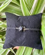 ✨ Titolo prodotto:
Braccialetto macramè nero con Su Coccu e pietra Ossidiana da 10 mm – Regolabile