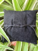 ✨ Titolo prodotto:
Braccialetto macramè nero con Su Coccu e pietra Ossidiana da 10 mm – Regolabile - immagine 2