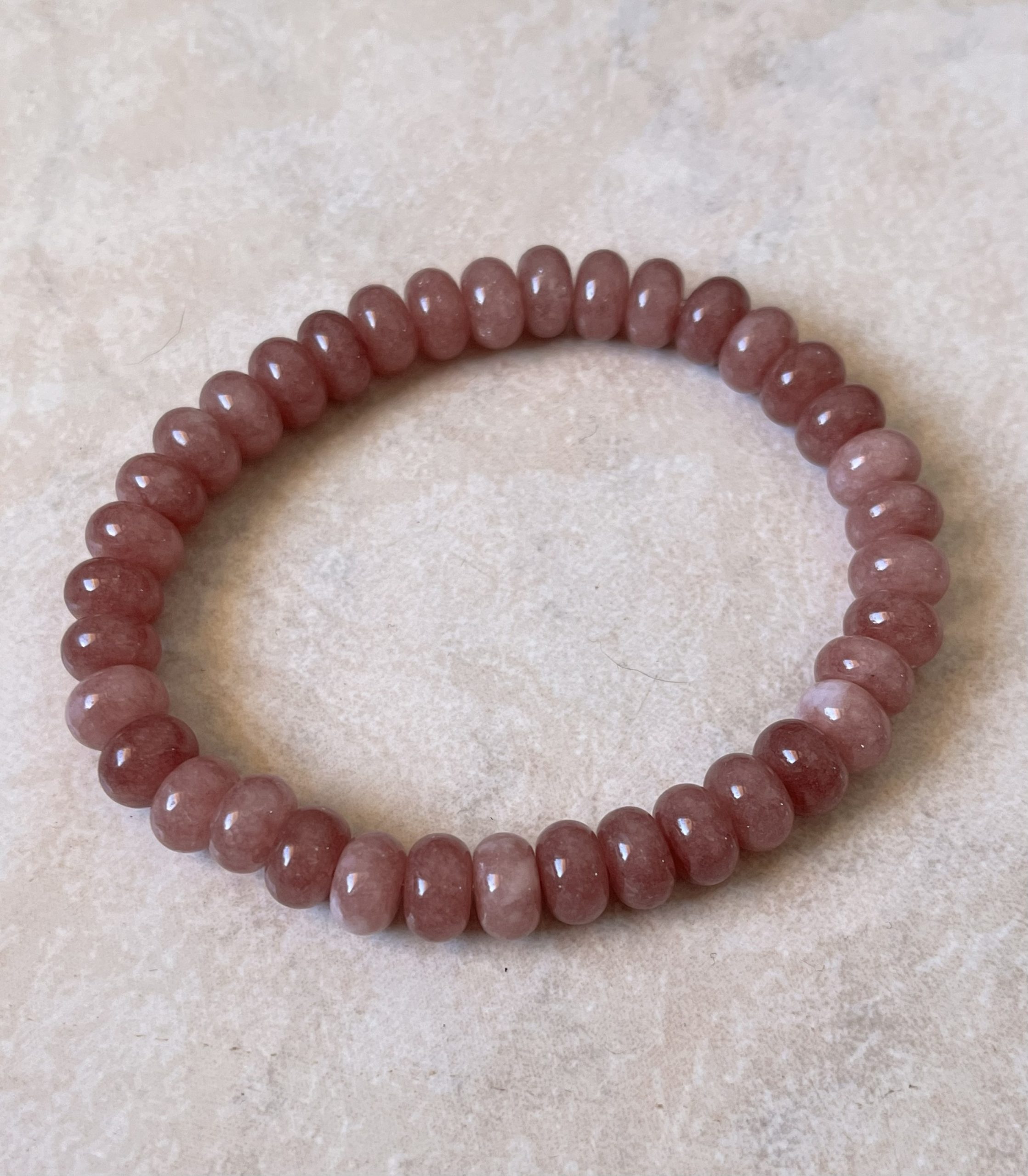 img_0943 Bracciale elastico con pietre di Quarzo Fragola – Dolcezza & Energia del Cuore 💕 - immagine 1