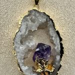 Collana con Geode di Quarzo Ialino e Ametista – Catena Dorata in Acciaio