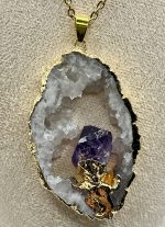 Collana con Geode di Quarzo Ialino e Ametista – Catena Dorata in Acciaio