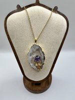 Collana con Geode di Quarzo Ialino e Ametista – Catena Dorata in Acciaio - immagine 2