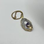 Collana con Geode di Quarzo Ialino e Ametista – Catena Dorata in Acciaio - immagine 3