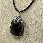 Ciondolo Artigianale con Pietra Tektite Nera – Energia Cosmica e Protezione