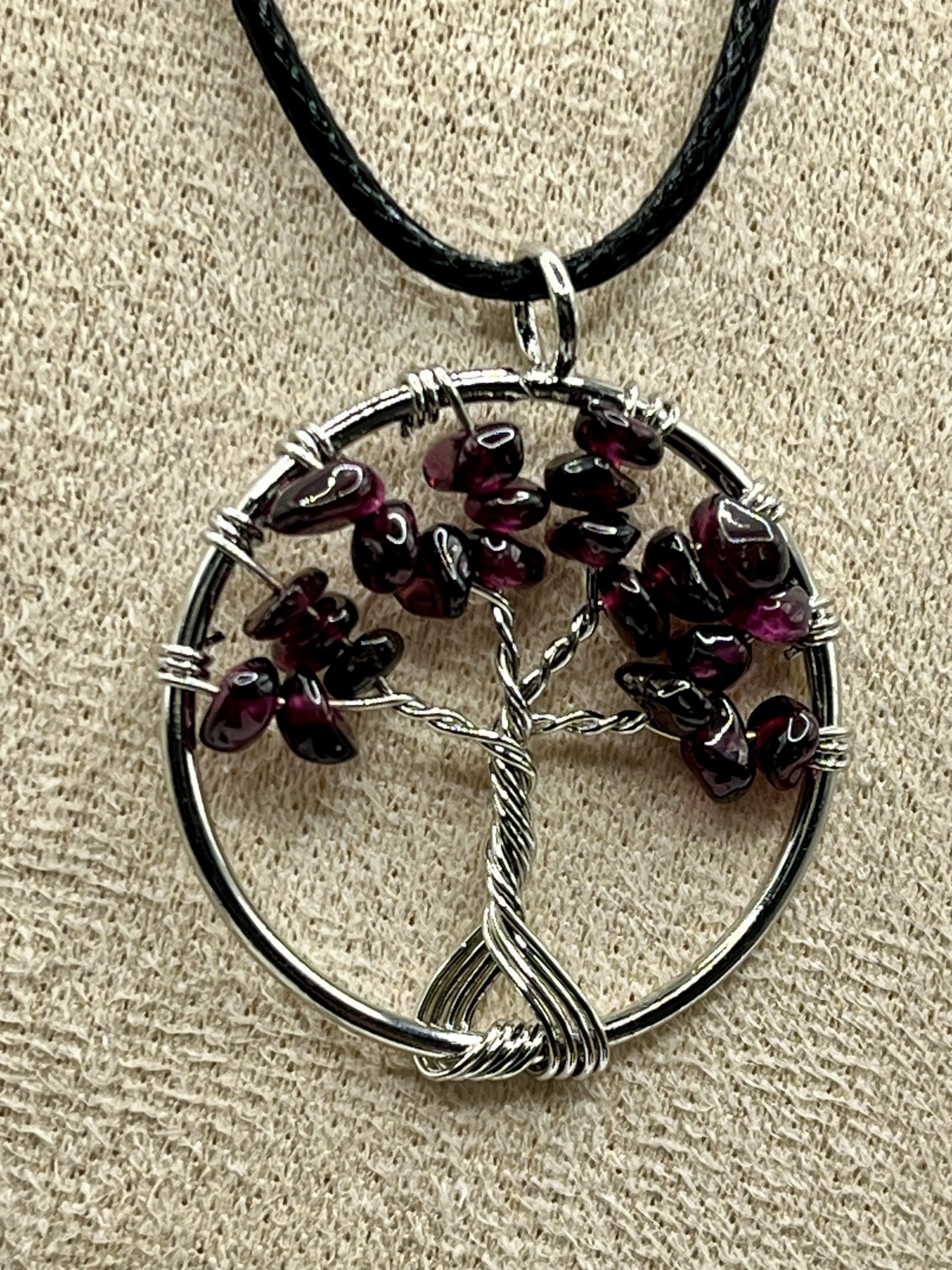 img_1061 Collana Albero della Vita con Granato – Forza, Passione e Rinascita ❤️ - immagine 1