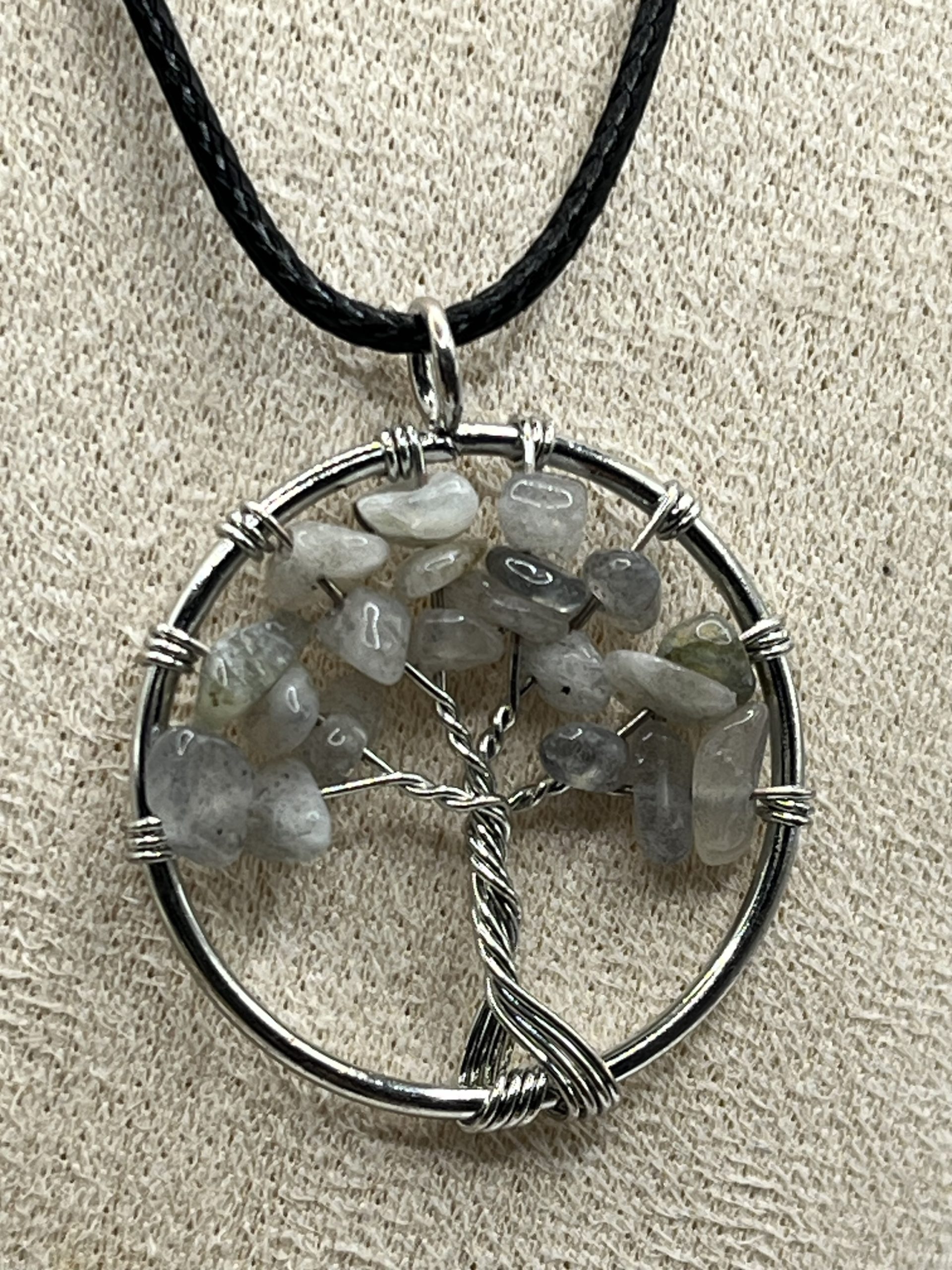 img_1065 Collana Albero della Vita con Quarzo Tormalinato – Protezione e Chiarezza Mentale ⚪🖤 - immagine 1