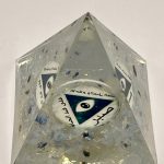 Piramide in Resina con Opale e Occhio – Protezione, Intuizione e Armonia Energetica 👁️✨