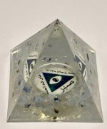 Piramide in Resina con Opale e Occhio – Protezione, Intuizione e Armonia Energetica 👁️✨