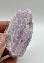Kunzite Grezza 125 g – Pietra Rara e Pregiata dell’Amore e della Luce 💗