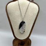 Collana in acciaio con fetta di drusa di quarzo ialino naturale