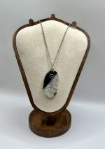 Collana in acciaio con fetta di drusa di quarzo ialino naturale