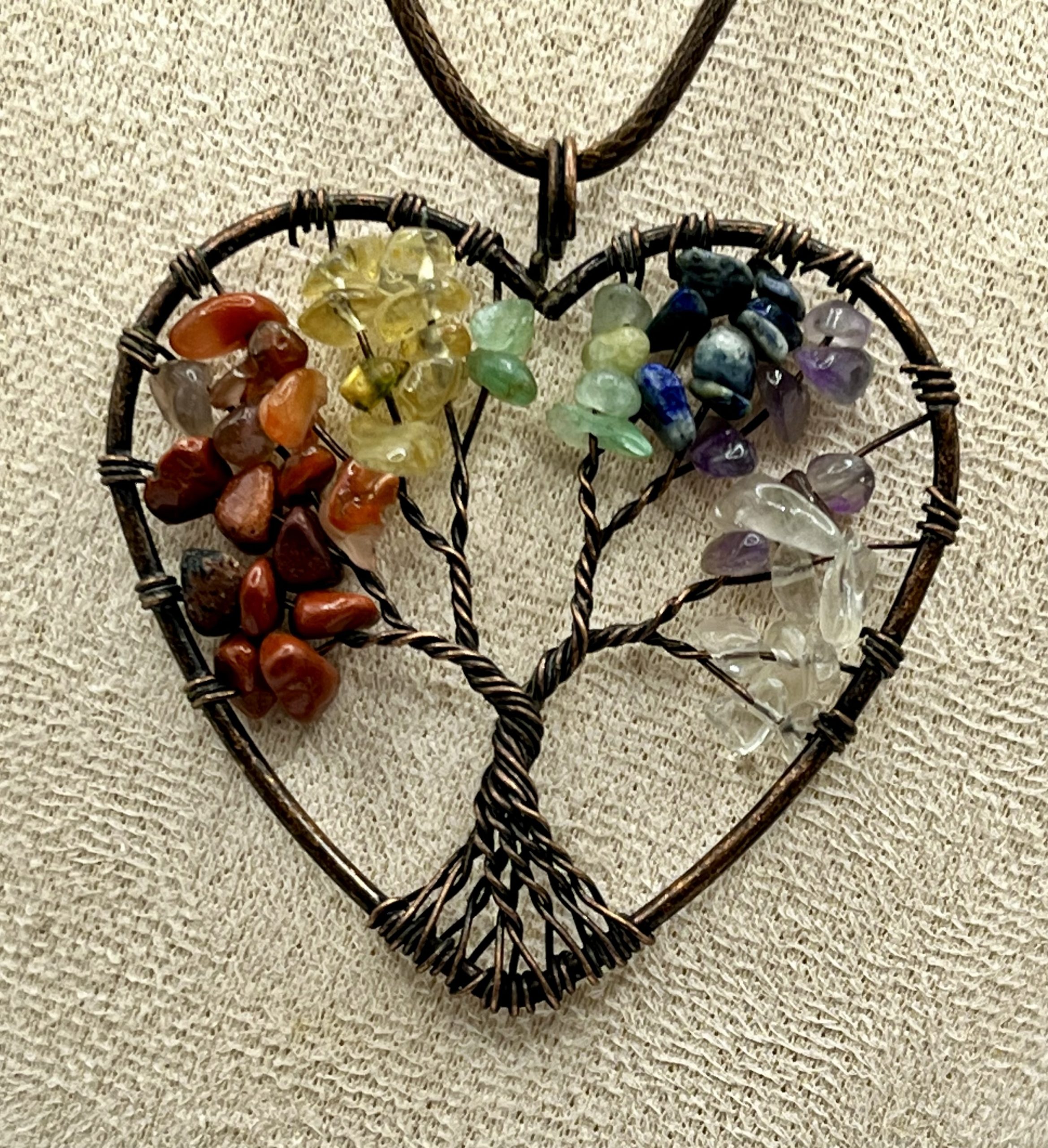 img_1088-2 π³ Collana Albero della Vita a Cuore con Pietre dei Sette Chakra e Cordino Marrone π - immagine 1