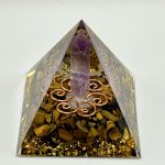 Piramide in Resina con Scaglie d’Oro, Occhio di Tigre, Punta di Ametista e Rame – 5x5 cm