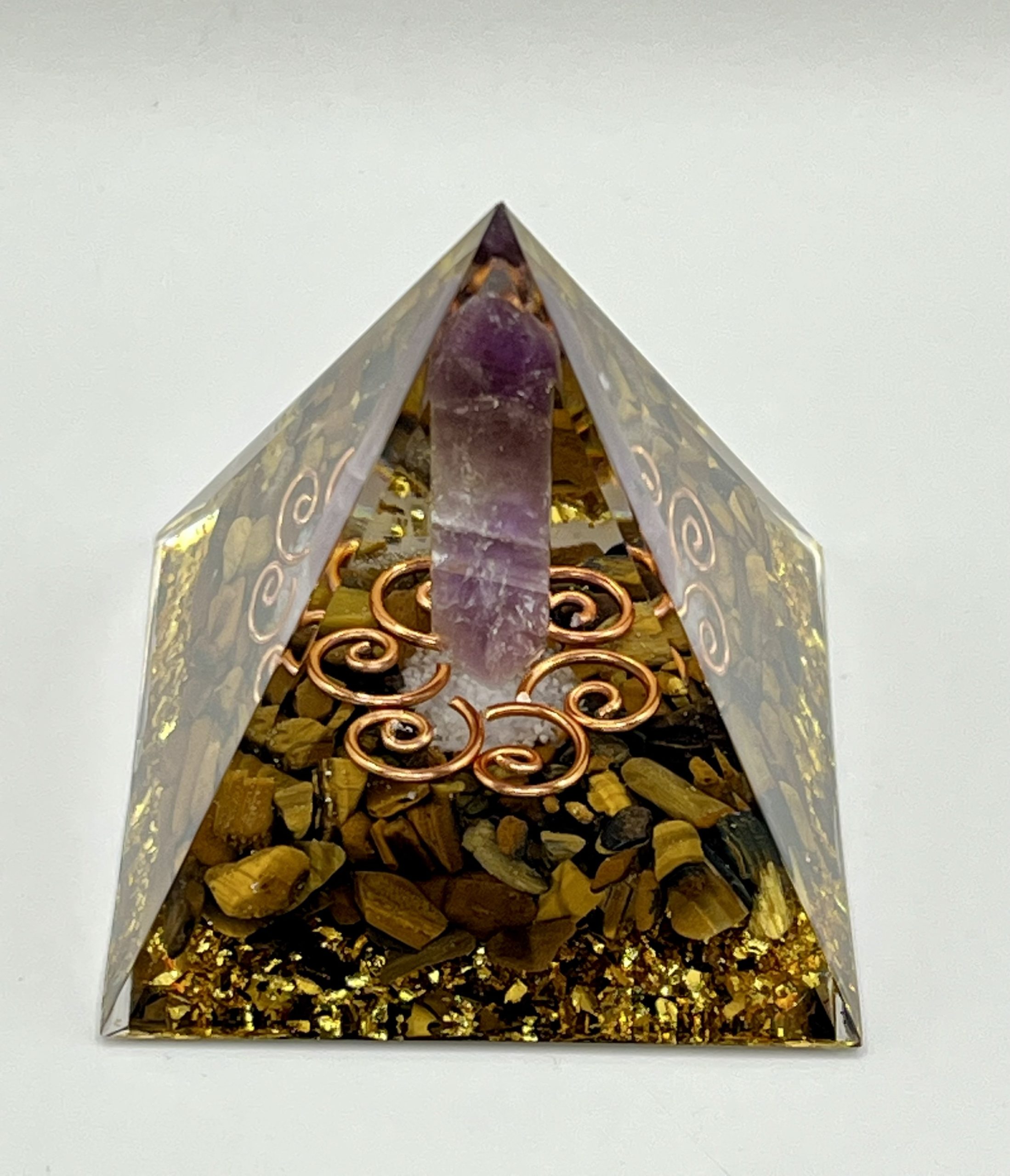 img_1128 Piramide in Resina con Scaglie d’Oro, Occhio di Tigre, Punta di Ametista e Rame – 5x5 cm - immagine 1
