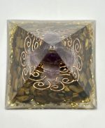 Piramide in Resina con Scaglie d’Oro, Occhio di Tigre, Punta di Ametista e Rame – 5x5 cm - immagine 2