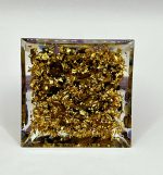 Piramide in Resina con Scaglie d’Oro, Occhio di Tigre, Punta di Ametista e Rame – 5x5 cm - immagine 3