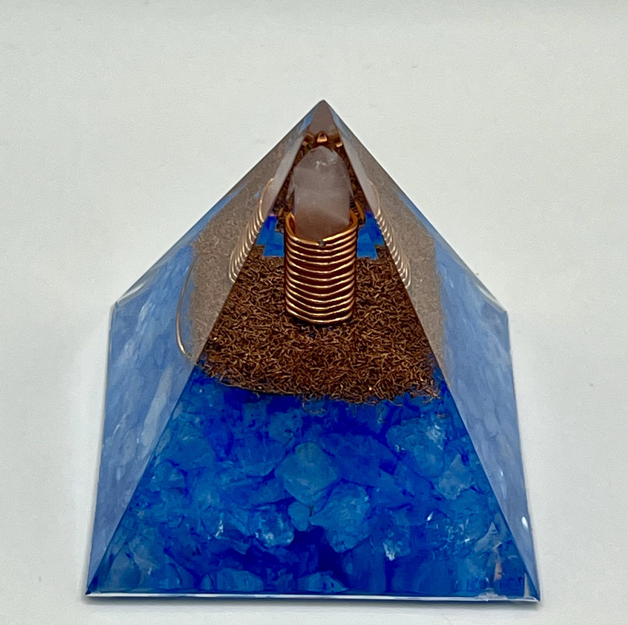 img_1131 Piramide in Resina con Apatite, Quarzo Ialino e Rame – 5x5 cm - immagine 1