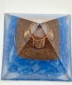 Piramide in Resina con Apatite, Quarzo Ialino e Rame – 5x5 cm - immagine 2