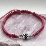 Braccialetto in Macramè Rosa con Su Coccu e Ossidiana – Protezione e Dolcezza💕
