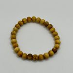 Bracciale elastico con perle da 6mm in legno di Palo Santo.
Favorisce purificazione, protezione e pace interiore.