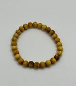Bracciale elastico con perle da 6mm in legno di Palo Santo.
Favorisce purificazione, protezione e pace interiore.