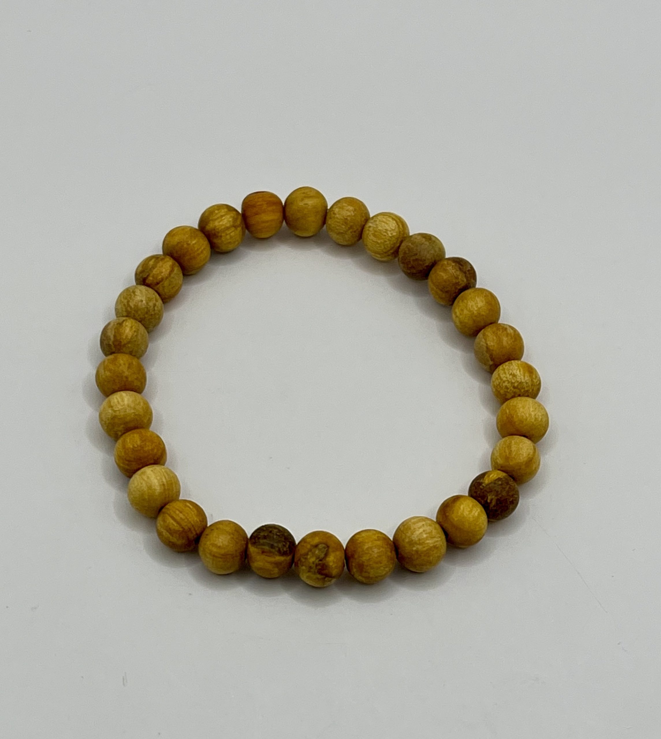 img_1155-2 Bracciale elastico con perle da 6mm in legno di Palo Santo.
Favorisce purificazione, protezione e pace interiore. - immagine 1