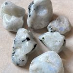 Pietra di Luna – Intuizione, Femminilità e Armonia Interiore
8 euro il pezzo