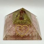 Piramide in Resina con Quarzo Rosa e Rame – Energia d’Amore e Armonia del Cuore (7,5 cm)