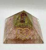 Piramide in Resina con Quarzo Rosa e Rame – Energia d’Amore e Armonia del Cuore (7,5 cm)