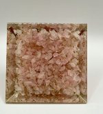 Piramide in Resina con Quarzo Rosa e Rame – Energia d’Amore e Armonia del Cuore (7,5 cm) - immagine 4