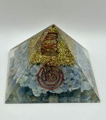 Piramide in Resina con Angelite, Ali d’Angelo e Rame – Protezione e Connessione Spirituale (7,5 cm)
🩵💙 - immagine 2