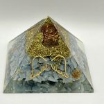 Piramide in Resina con Angelite, Ali d’Angelo e Rame – Protezione e Connessione Spirituale (7,5 cm)
🩵💙