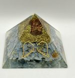 Piramide in Resina con Angelite, Ali d’Angelo e Rame – Protezione e Connessione Spirituale (7,5 cm)
🩵💙