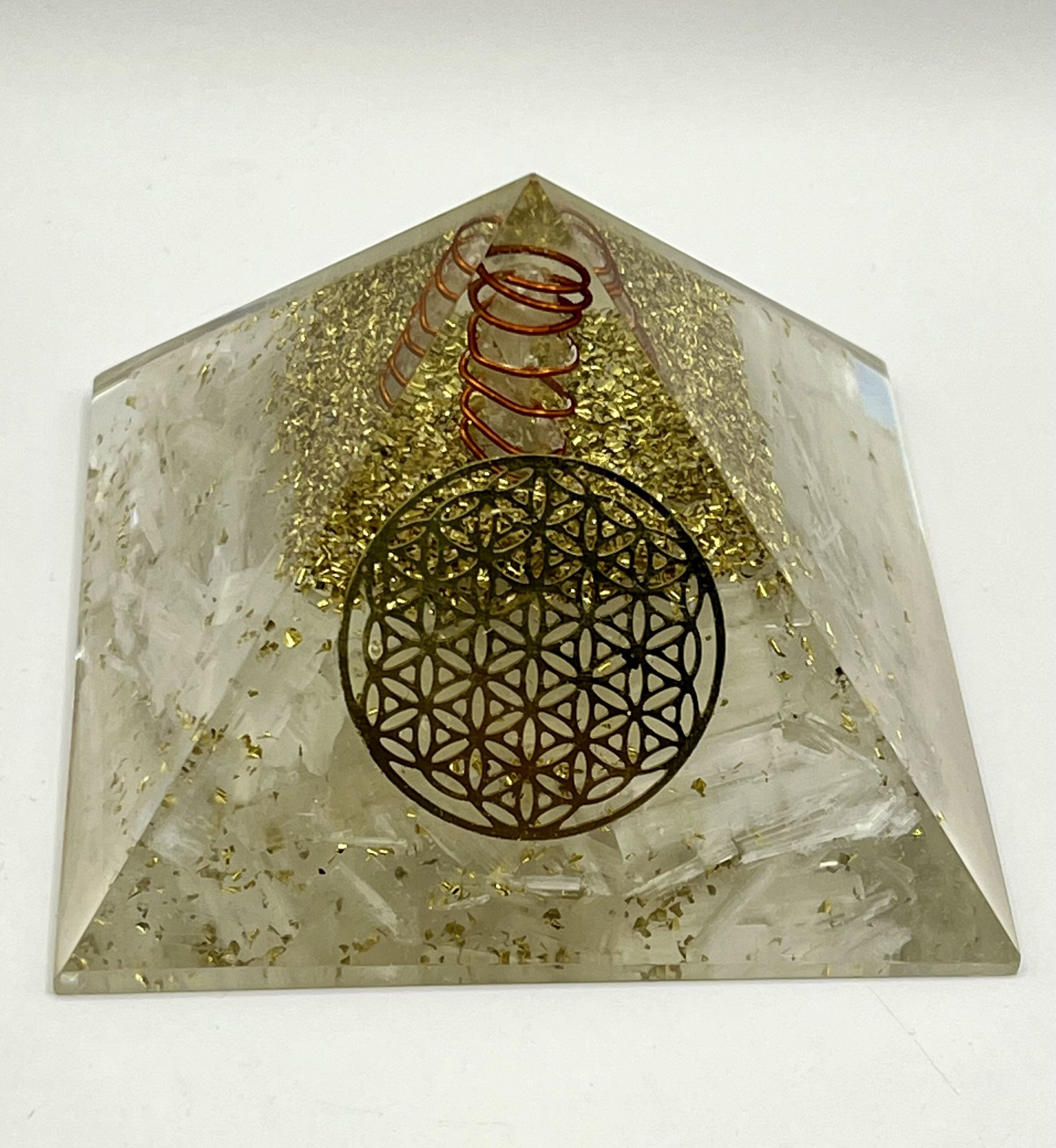 img_1171 Piramide in Resina con Selenite, Fiore della Vita e Rame – Purificazione ed Energia Divina (7,5 cm)
🤍 - immagine 1