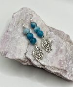 Orecchini con Pietre Naturali di Larimar e Ciondolo Piuma – Armonia, Calma e Bellezza Interiore - immagine 2