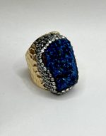 🩵 Anello con Quarzo Titanio Blu – Metallo Dorato Regolabile