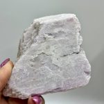 💕 “Kunzite Grezza da 510 g – La Pietra del Cuore e dell’Amore Incondizionato”