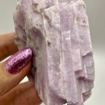 💕 “Kunzite Grezza da 370 g – Energia del Cuore e Dolcezza dell’Anima”