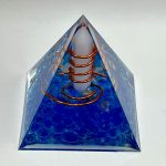 Piramide Energetica in Resina con Punta di Quarzo Ialino e Rame