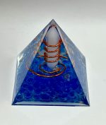 Piramide Energetica in Resina con Punta di Quarzo Ialino e Rame