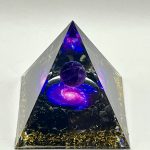🌌 Piramide dell’Universo – Onice Nero e Sfera di Ametista per Protezione e Armonia Cosmica ✨