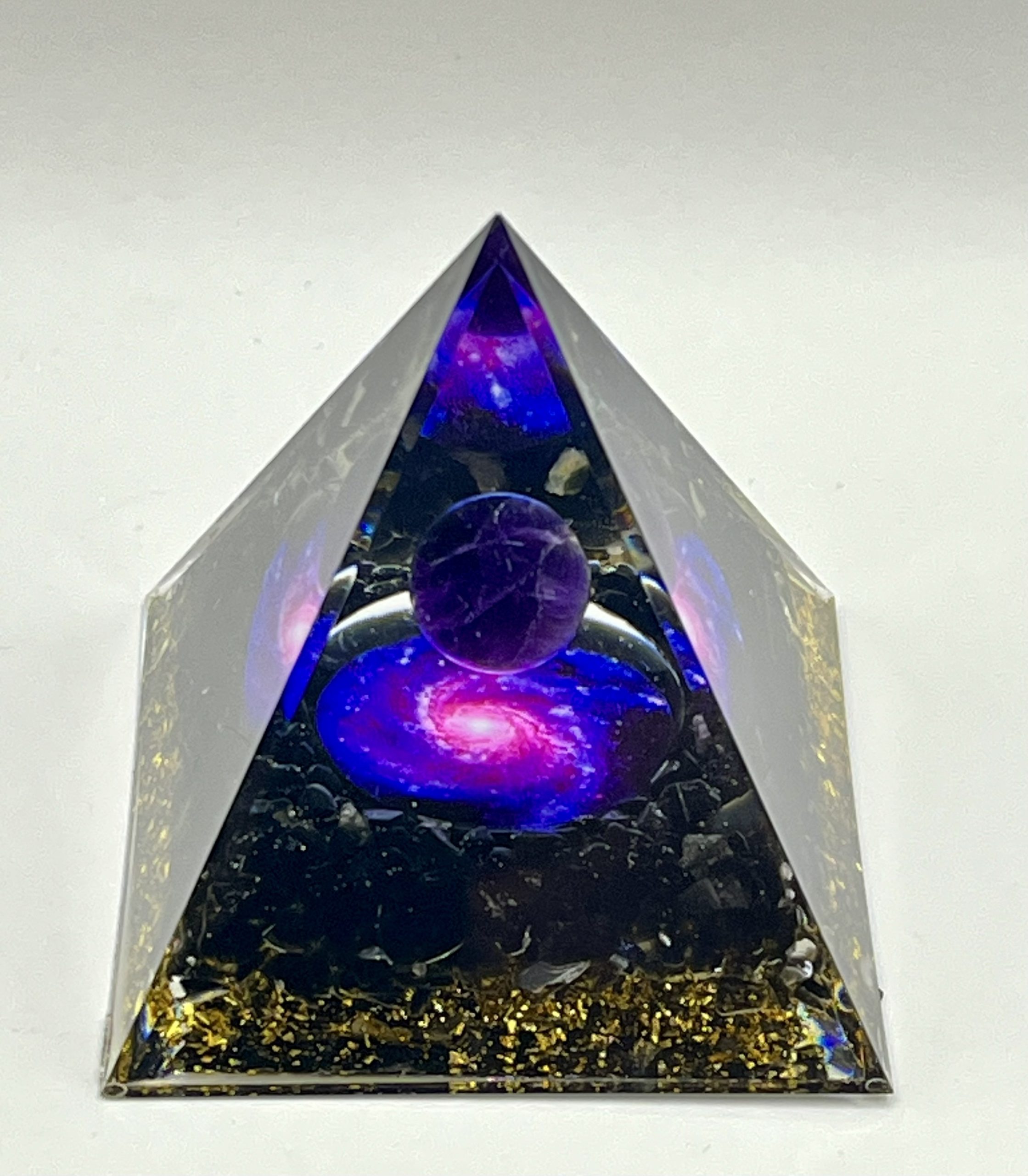 img_1265 🌌 Piramide dell’Universo – Onice Nero e Sfera di Ametista per Protezione e Armonia Cosmica ✨ - immagine 1