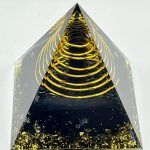 Piramide Energetica in Resina con Shungite e Punta di Ametista – Fatto a Mano con Pagliuzze Dorate e Orgone Dorato