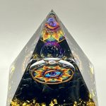 Piramide Energetica in Resina con Ossidiana e Pagliuzze Dorate – Occhio Spirituale e Protezione Totale